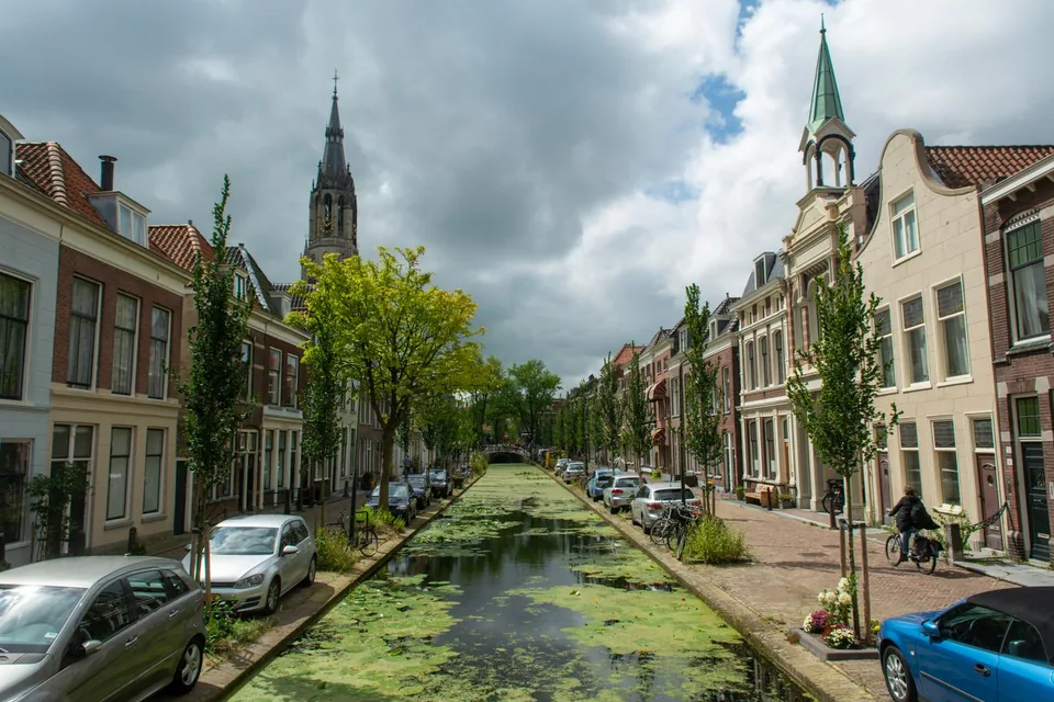 Gracht met bomen en oude woonhuizen in de binnenstad van Delft, vlak bij Delfgauw