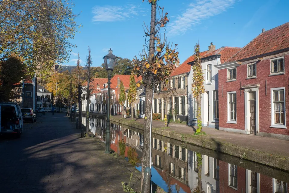 Rij oude huizen langs een vaart in een Zuid-Hollands dorp